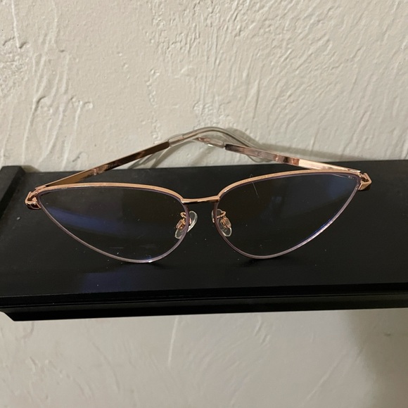 Clear Fashion Glasses - Picture 3 of 4